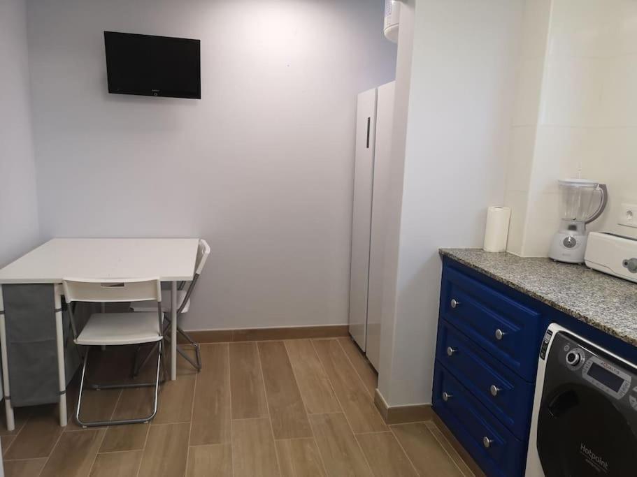 Hostal Mari En La Laguna, Alquiler Habitacion Privada En Hostal, 6 Habitaciones Cerca De La Universidad Y Aeropuerto Norte, 3 Banos Compartidos La Laguna  Zewnętrze zdjęcie