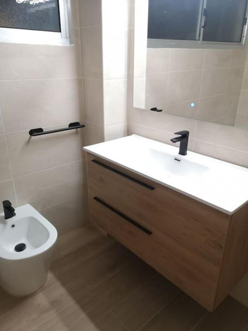 Hostal Mari En La Laguna, Alquiler Habitacion Privada En Hostal, 6 Habitaciones Cerca De La Universidad Y Aeropuerto Norte, 3 Banos Compartidos La Laguna  Zewnętrze zdjęcie