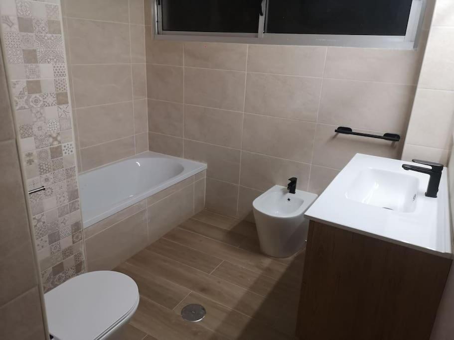 Hostal Mari En La Laguna, Alquiler Habitacion Privada En Hostal, 6 Habitaciones Cerca De La Universidad Y Aeropuerto Norte, 3 Banos Compartidos La Laguna  Zewnętrze zdjęcie