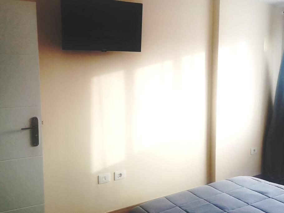 Hostal Mari En La Laguna, Alquiler Habitacion Privada En Hostal, 6 Habitaciones Cerca De La Universidad Y Aeropuerto Norte, 3 Banos Compartidos La Laguna  Zewnętrze zdjęcie