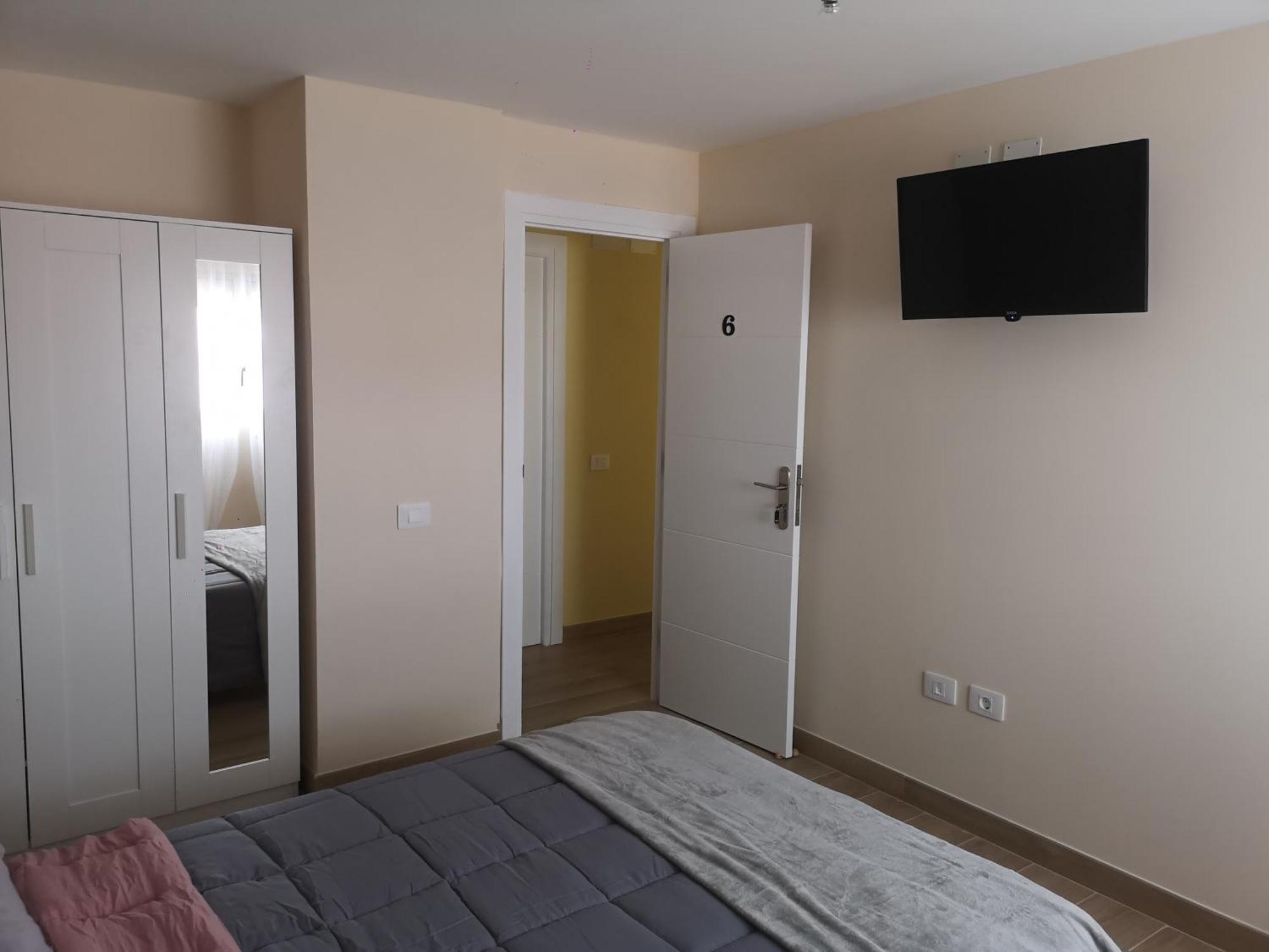 Hostal Mari En La Laguna, Alquiler Habitacion Privada En Hostal, 6 Habitaciones Cerca De La Universidad Y Aeropuerto Norte, 3 Banos Compartidos La Laguna  Zewnętrze zdjęcie